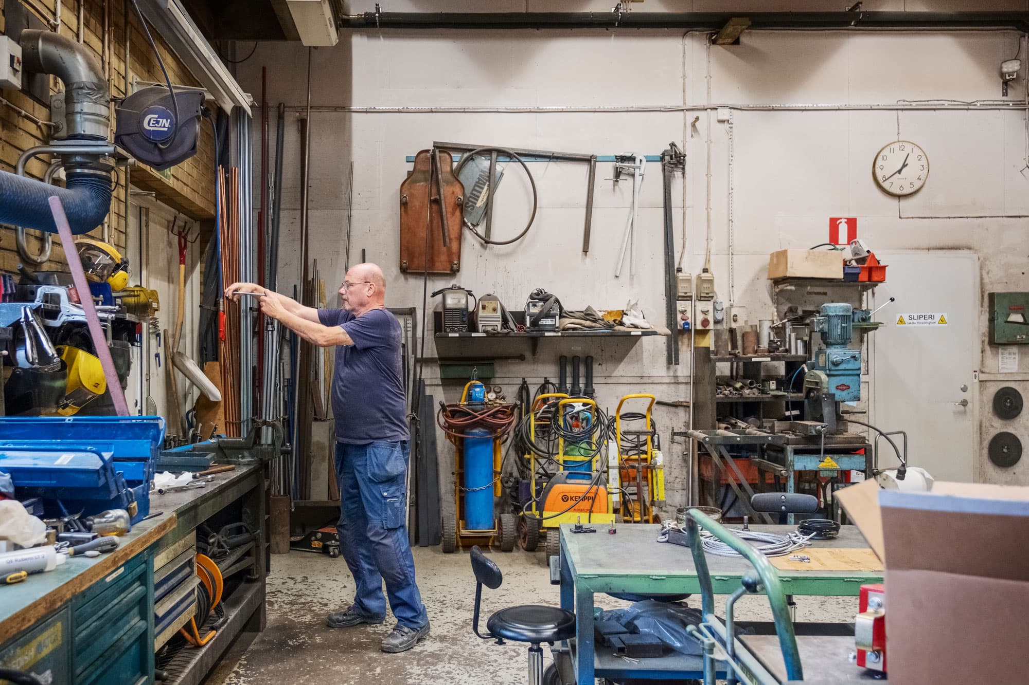 Lars Wallin lagar en hydraulisk stav inne på verkstaden. En vanlig syssla då de ofta böjer sig. Foto: Rasmus Löfvall
